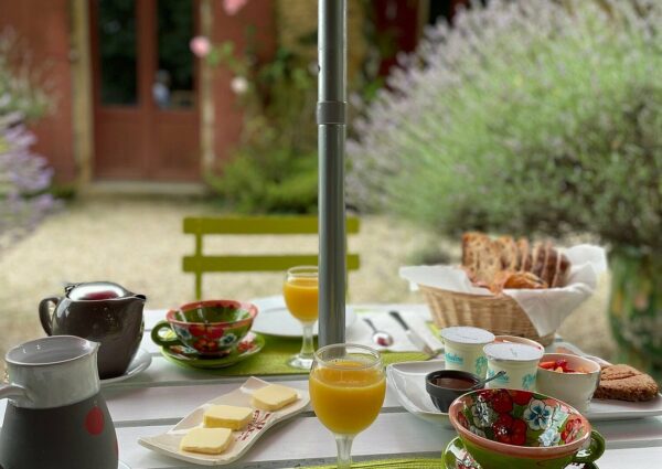 Chambres d'hôtes - Bergerac - Dordogne - petits-déjeuners maison en terrasse